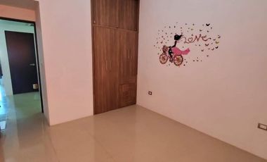 SE RENTA CASA FRACC. AUREA ATRAS DEL PARQUE CENTRAL SEMI AMUEBLADA