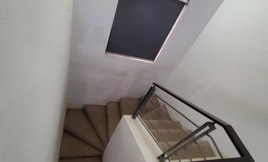 SE RENTA CASA FRACC. AUREA ATRAS DEL PARQUE CENTRAL SEMI AMUEBLADA