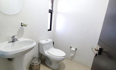 SE RENTA CASA FRACC. AUREA ATRAS DEL PARQUE CENTRAL SEMI AMUEBLADA