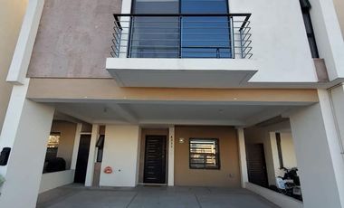 SE RENTA CASA FRACC. AUREA ATRAS DEL PARQUE CENTRAL SEMI AMUEBLADA