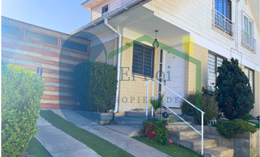 CASA DE DOS PISOS EN CONDOMINIO