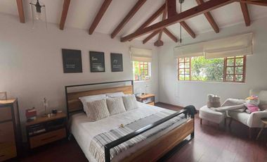 Casa de venta con piscina en Mirasierra