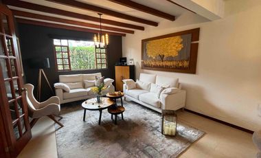 Casa de venta con piscina en Mirasierra