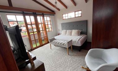 Casa de venta con piscina en Mirasierra