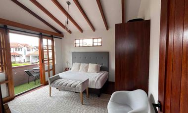 Casa de venta con piscina en Mirasierra