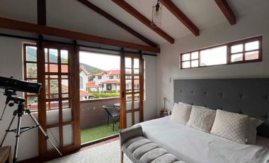 Casa de venta con piscina en Mirasierra