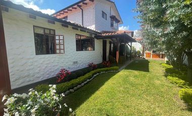 Casa de venta con piscina en Mirasierra