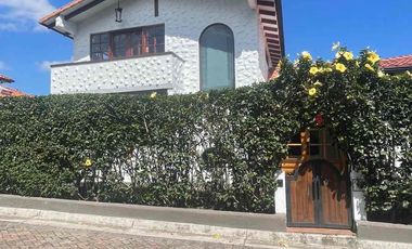 Casa de venta con piscina en Mirasierra