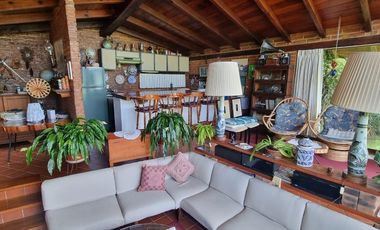 EXCLUSIVA CASA EN VENTA CON ACCESO AL LAGO.