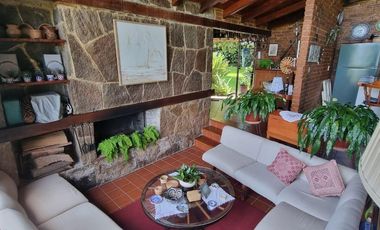 EXCLUSIVA CASA EN VENTA CON ACCESO AL LAGO.