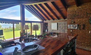 EXCLUSIVA CASA EN VENTA CON ACCESO AL LAGO.
