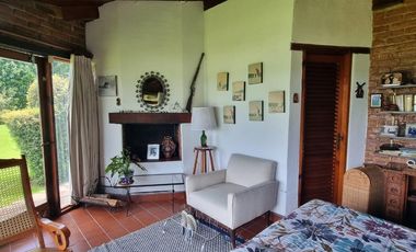 EXCLUSIVA CASA EN VENTA CON ACCESO AL LAGO.