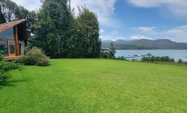 EXCLUSIVA CASA EN VENTA CON ACCESO AL LAGO.