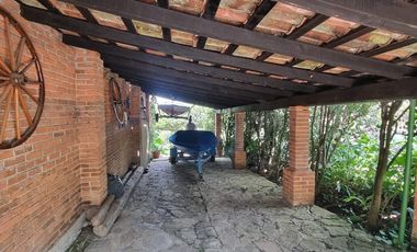 EXCLUSIVA CASA EN VENTA CON ACCESO AL LAGO.