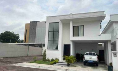 Vendo Casa a Estrenar en Urb. Punta Esmeralda en Vía a la Costa