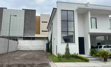 Vendo Casa a Estrenar en Urb. Punta Esmeralda en Vía a la Costa