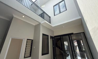 Dijual Rumah Baru 2 lantai di Manyar dekat ke Galaxy Mall, Pakuwon city Mall, ITS dan Unair