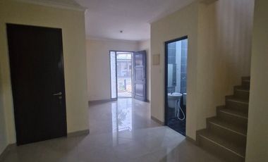 Di Sewakan Rumah di Casa Jardin Jakarta Barat