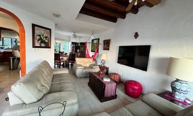 VENDO CASA EN CUERNAVACA, ZONA DORADA, EN CONDOMINIO, AMENIDADES Y SEGURIDAD TOTAL.