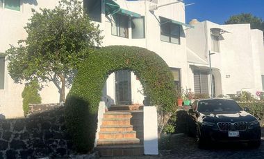 VENDO CASA EN CUERNAVACA, ZONA DORADA, EN CONDOMINIO, AMENIDADES Y SEGURIDAD TOTAL.