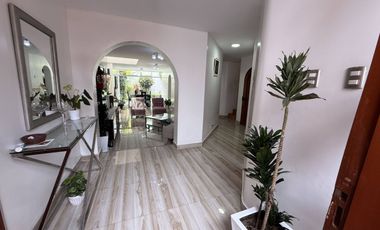 VENDO CASA 2 PISOS + AZOTEA 176m2 - AMPLIA FRENTE A PARQUE-Los Cedros de Villa – Chorrillos