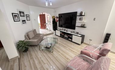 VENDO CASA 2 PISOS + AZOTEA 176m2 - AMPLIA FRENTE A PARQUE-Los Cedros de Villa – Chorrillos