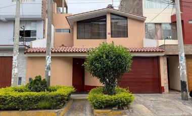 VENDO CASA 2 PISOS + AZOTEA 176m2 - AMPLIA FRENTE A PARQUE-Los Cedros de Villa – Chorrillos