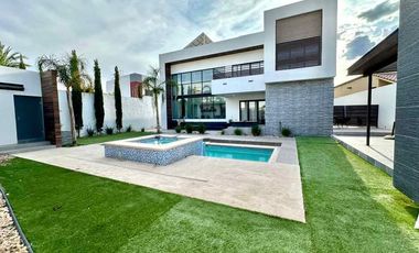 RESIDENCIA DE LUJO EN VENTA CON EQUIPAMIENTO DE PRIMERA Y PANELES SOLARES