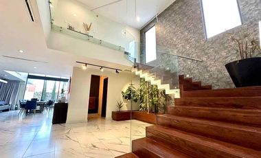 RESIDENCIA DE LUJO EN VENTA CON EQUIPAMIENTO DE PRIMERA Y PANELES SOLARES