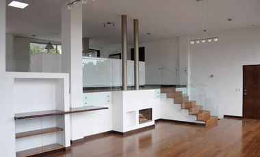 ✨ Exclusivo Dúplex de 203 m² con Vista al Valle en Cumbayá