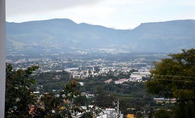 ✨ Exclusivo Dúplex de 203 m² con Vista al Valle en Cumbayá