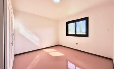 Se arrienda casa nueva camino a Sagrada Familia, 3 piezas 4 baños, Curicó