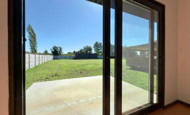 Se arrienda casa nueva camino a Sagrada Familia, 3 piezas 4 baños, Curicó