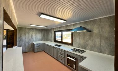 Se arrienda casa nueva camino a Sagrada Familia, 3 piezas 4 baños, Curicó