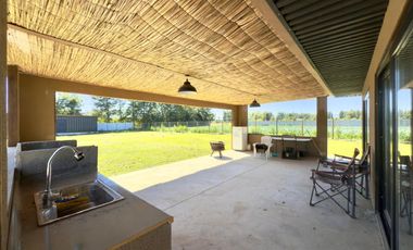 Se arrienda casa nueva camino a Sagrada Familia, 3 piezas 4 baños, Curicó