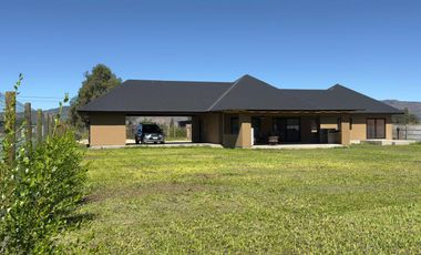 Se arrienda casa nueva camino a Sagrada Familia, 3 piezas 4 baños, Curicó