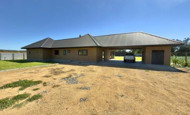 Se arrienda casa nueva camino a Sagrada Familia, 3 piezas 4 baños, Curicó