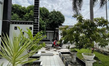 Rumah halaman luas di Ampenan