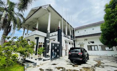 Rumah halaman luas di Ampenan