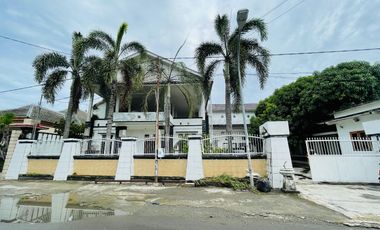 Rumah halaman luas di Ampenan