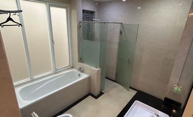 Rumah Mewah 2 Lantai, Siap Huni, 4 Kamar Tidur, di perumahan elit Makassar