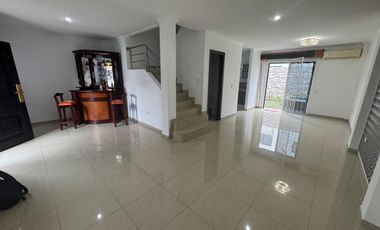 URBANIZACION NAPOLI VIA SALITRE ALQUILO PRECIOSA VILLA DOS PLANTAS, TRES DORMITORIOS,  ACABADOS MODERNOS.