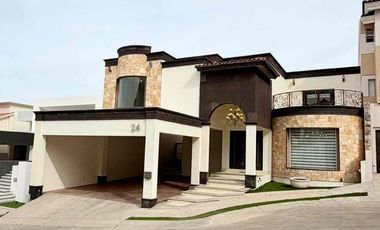 Residencia de lujo en Santa Lucía | 504 m² construcción | Recámara en planta baja