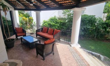 Amplia casa de 5 cuartos en Playacar