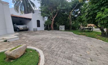 Amplia casa de 5 cuartos en Playacar