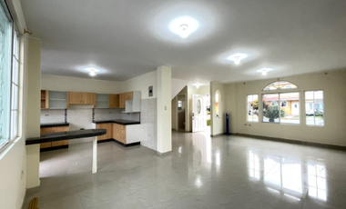 CASA en renta de cuatro habitaciones