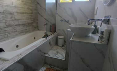 Hermosa Propiedad en Arroyo Leyes - 4 Dorm, 3 baños, Patio, Piscina.