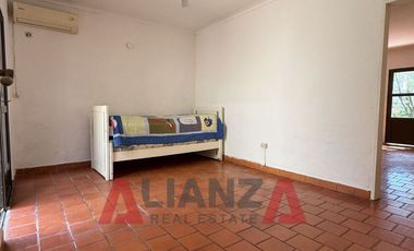 Gran Casa en Los Molinos - 3 Dorm, 1 Baño, Piscina. (1200m2)