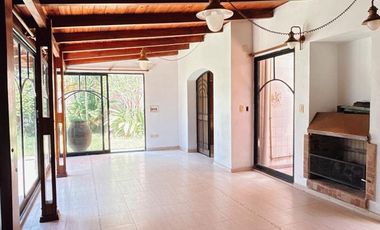 Gran Casa en Castelli 900, Cuenta con; 5 Dorm, 4 Baños, Lavadero, Patio, Quincho.