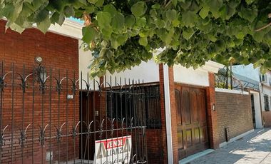 Gran Casa en Castelli 900, Cuenta con; 5 Dorm, 4 Baños, Lavadero, Patio, Quincho.